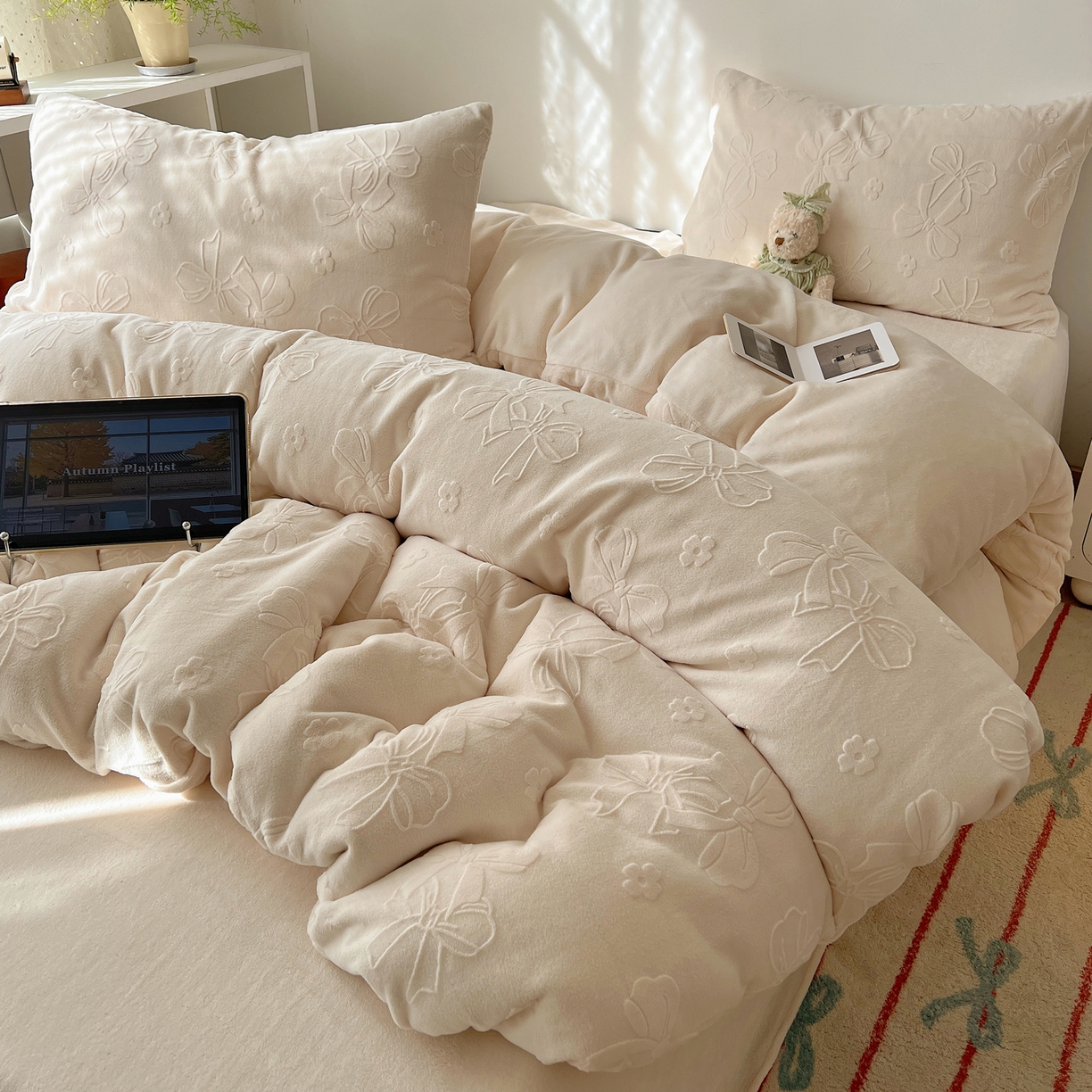 六巷胡同 2025新款INS博主风蝴蝶结心语立体雕花A类牛奶绒四件套 （会员减5元） 蝴蝶结心语-白