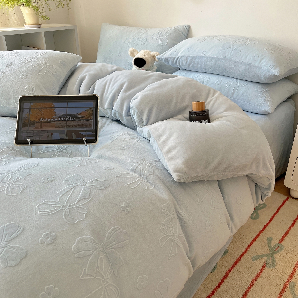 91家纺网 家纺一手货源 找家纺 六巷胡同 2025新款INS博主风蝴蝶结心语立体雕花A类牛奶绒四件套 （会员减5元） 蝴蝶结心语-蓝