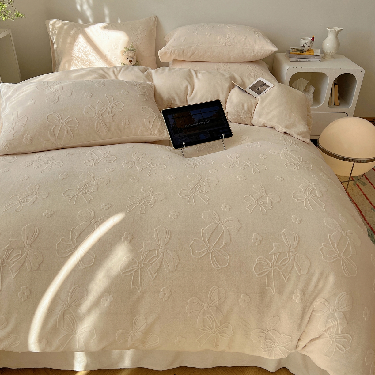 91家纺网 家纺一手货源 找家纺 六巷胡同 2025新款INS博主风蝴蝶结心语立体雕花A类牛奶绒四件套 （会员减5元） 蝴蝶结心语-白