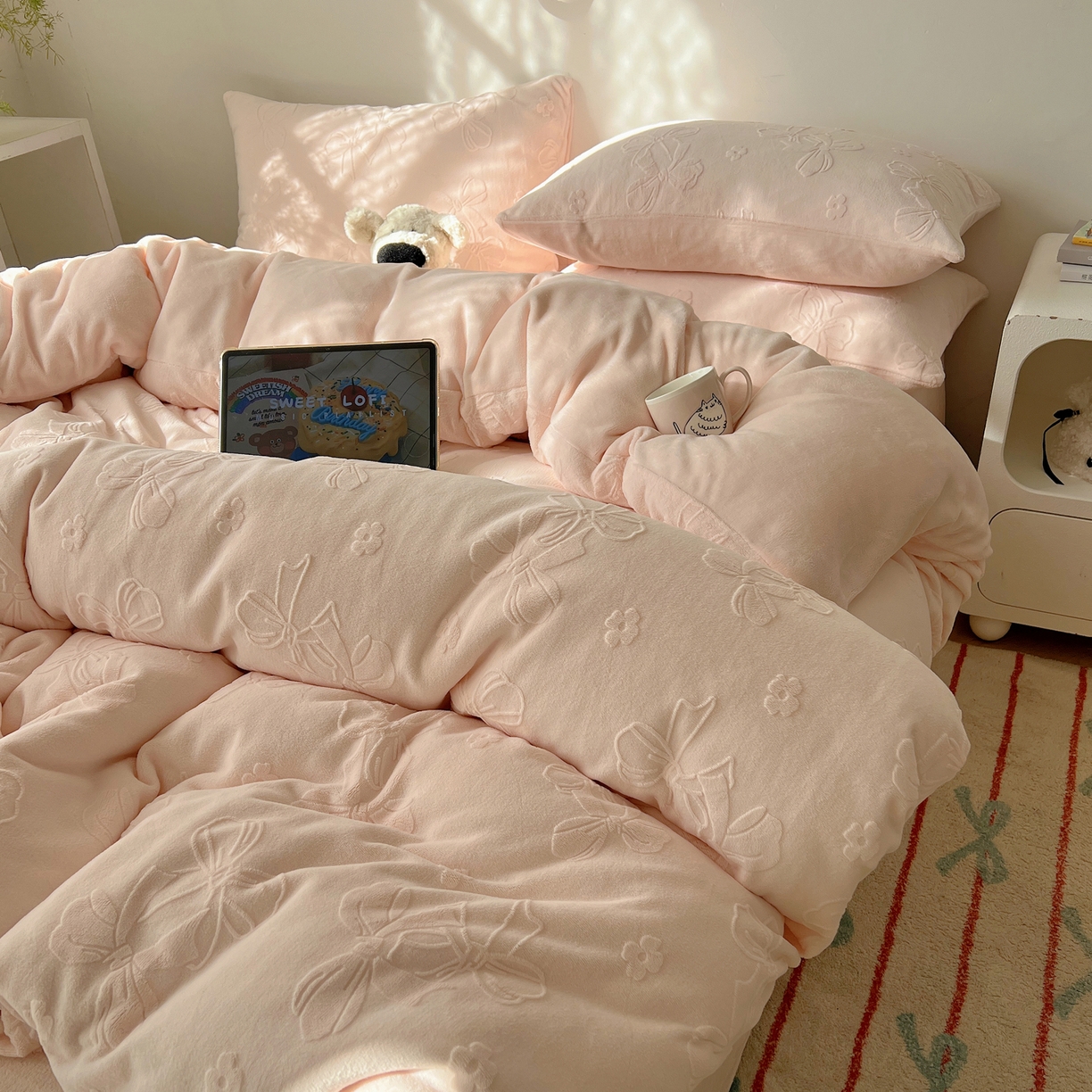 91家纺网 家纺一手货源 找家纺 六巷胡同 2025新款INS博主风蝴蝶结心语立体雕花A类牛奶绒四件套 （会员减5元） 蝴蝶结心语-粉