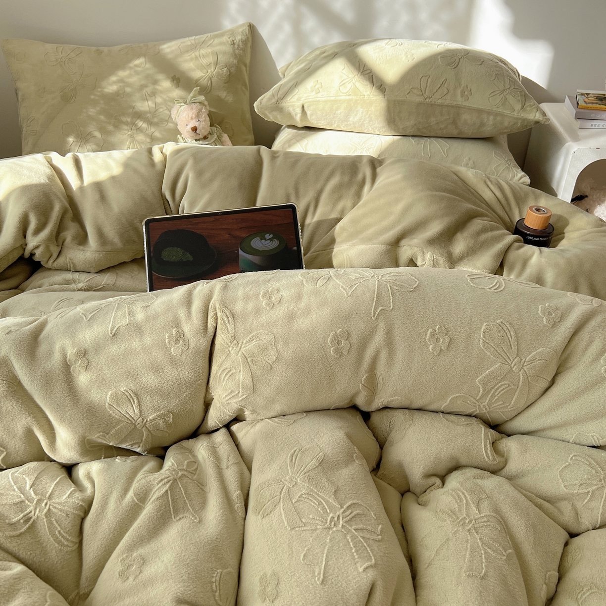 91家纺网 家纺一手货源 找家纺 六巷胡同 2025新款INS博主风蝴蝶结心语立体雕花A类牛奶绒四件套 （会员减5元） 蝴蝶结心语-绿