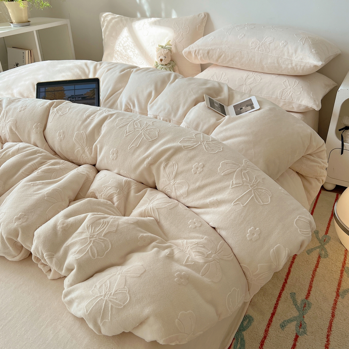 91家纺网 家纺一手货源 找家纺 六巷胡同 2025新款INS博主风蝴蝶结心语立体雕花A类牛奶绒四件套 （会员减5元） 蝴蝶结心语-白