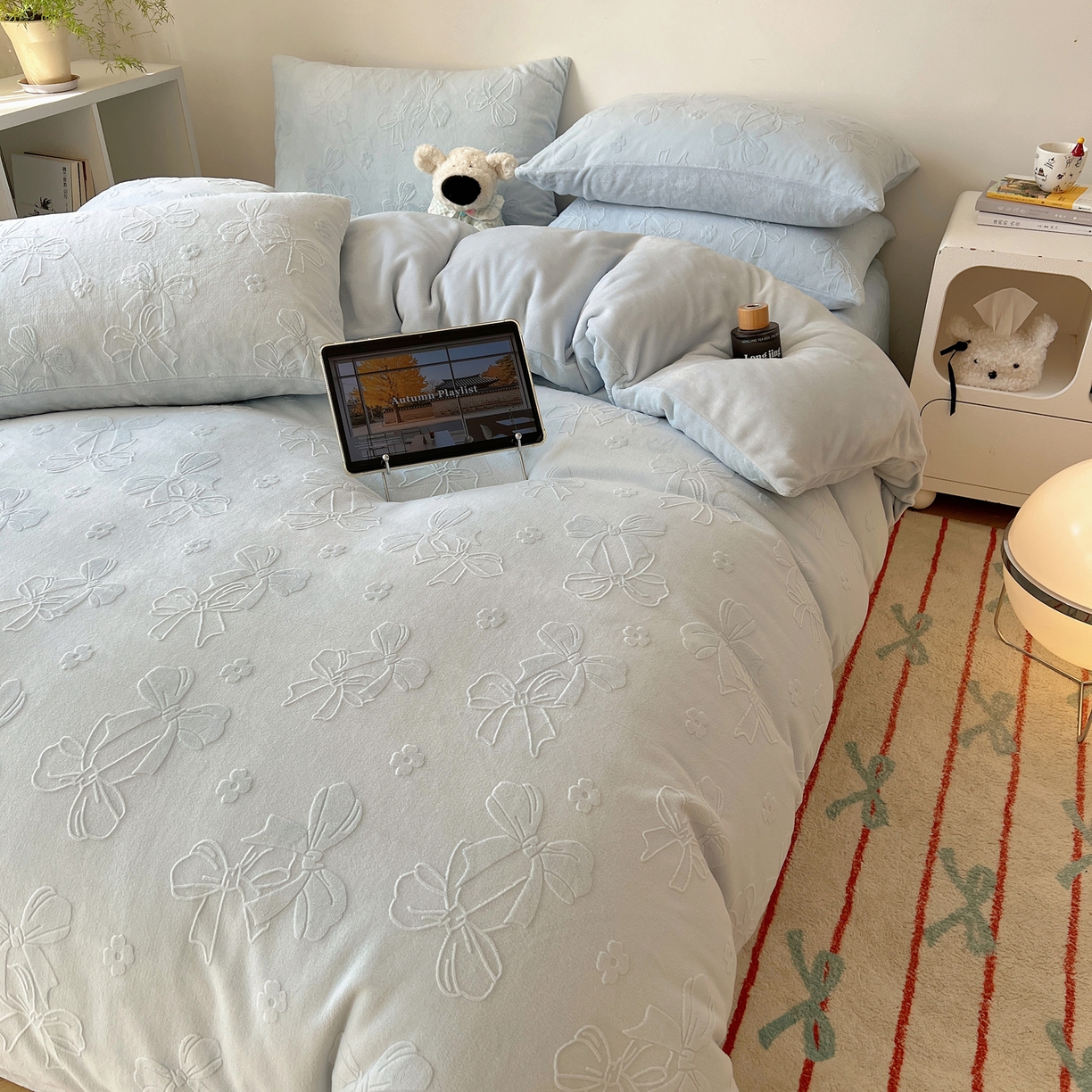 91家纺网 家纺一手货源 找家纺 六巷胡同 2025新款INS博主风蝴蝶结心语立体雕花A类牛奶绒四件套 （会员减5元） 蝴蝶结心语-蓝