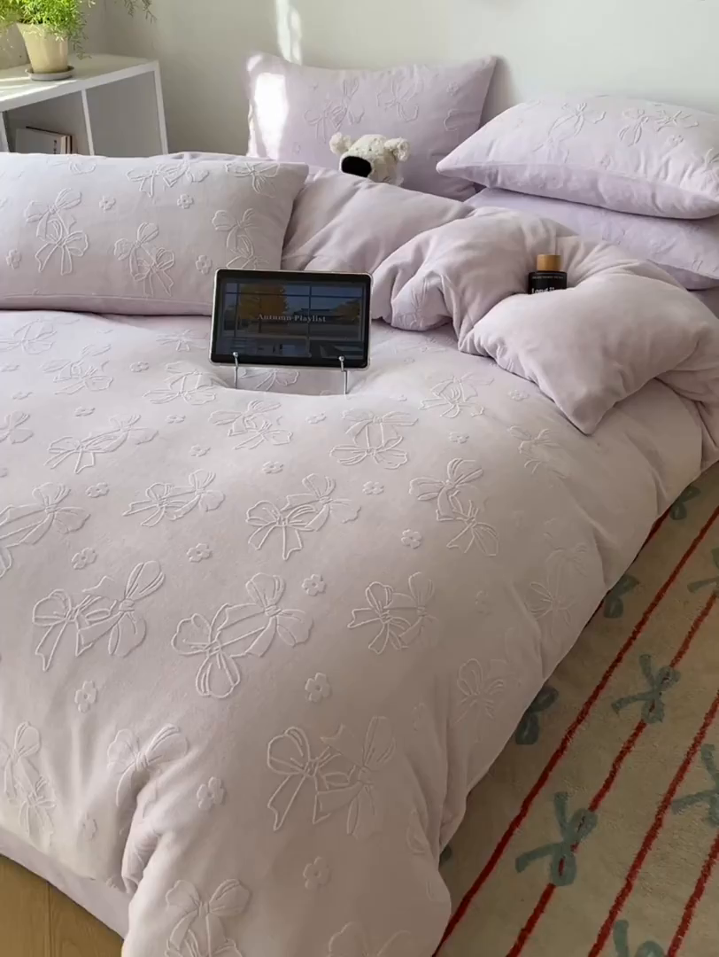 91家纺网 家纺一手货源 找家纺 六巷胡同 2025新款INS博主风蝴蝶结心语立体雕花A类牛奶绒四件套 （会员减5元） 蝴蝶结心语-紫