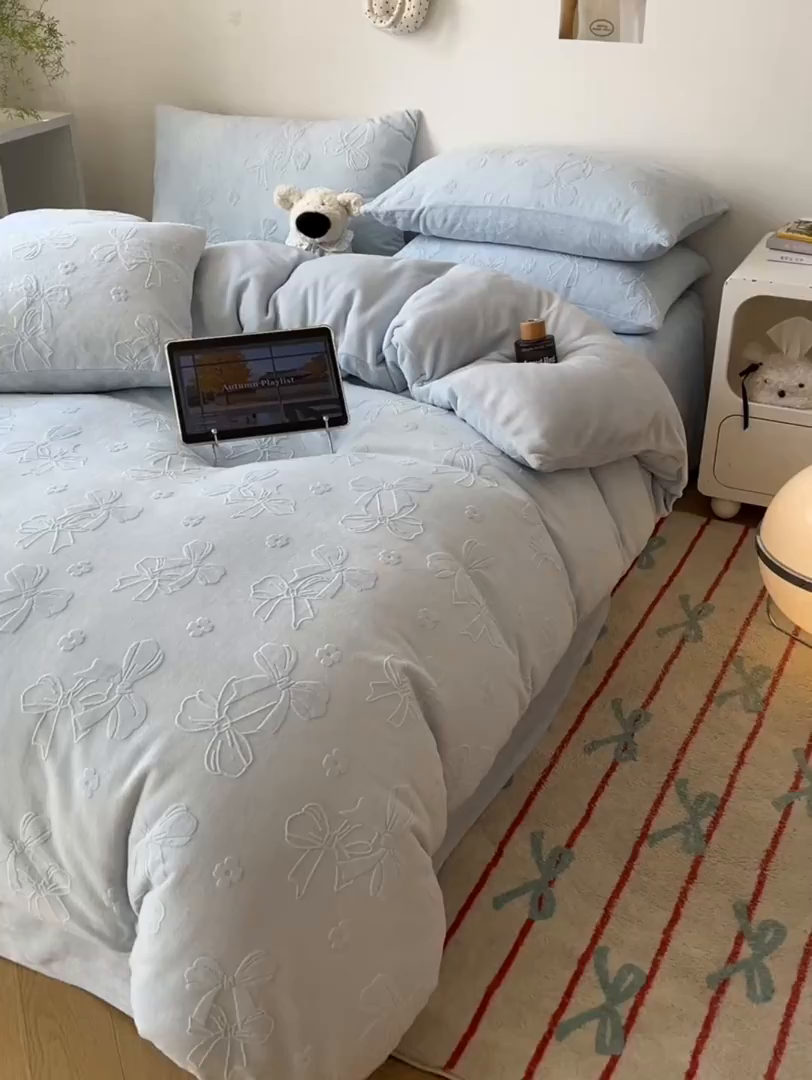 91家纺网 家纺一手货源 找家纺 六巷胡同 2025新款INS博主风蝴蝶结心语立体雕花A类牛奶绒四件套 （会员减5元） 蝴蝶结心语-蓝