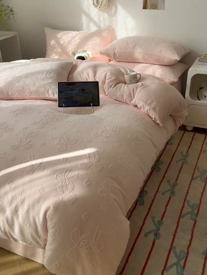 91家纺网 家纺一手货源 找家纺 六巷胡同 2025新款INS博主风蝴蝶结心语立体雕花A类牛奶绒四件套 （会员减5元） 蝴蝶结心语-粉