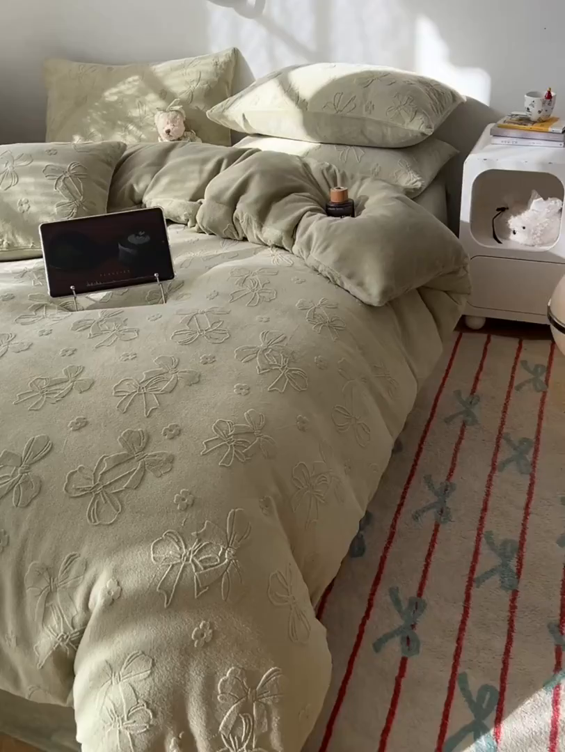 91家纺网 家纺一手货源 找家纺 六巷胡同 2025新款INS博主风蝴蝶结心语立体雕花A类牛奶绒四件套 （会员减5元） 蝴蝶结心语-绿