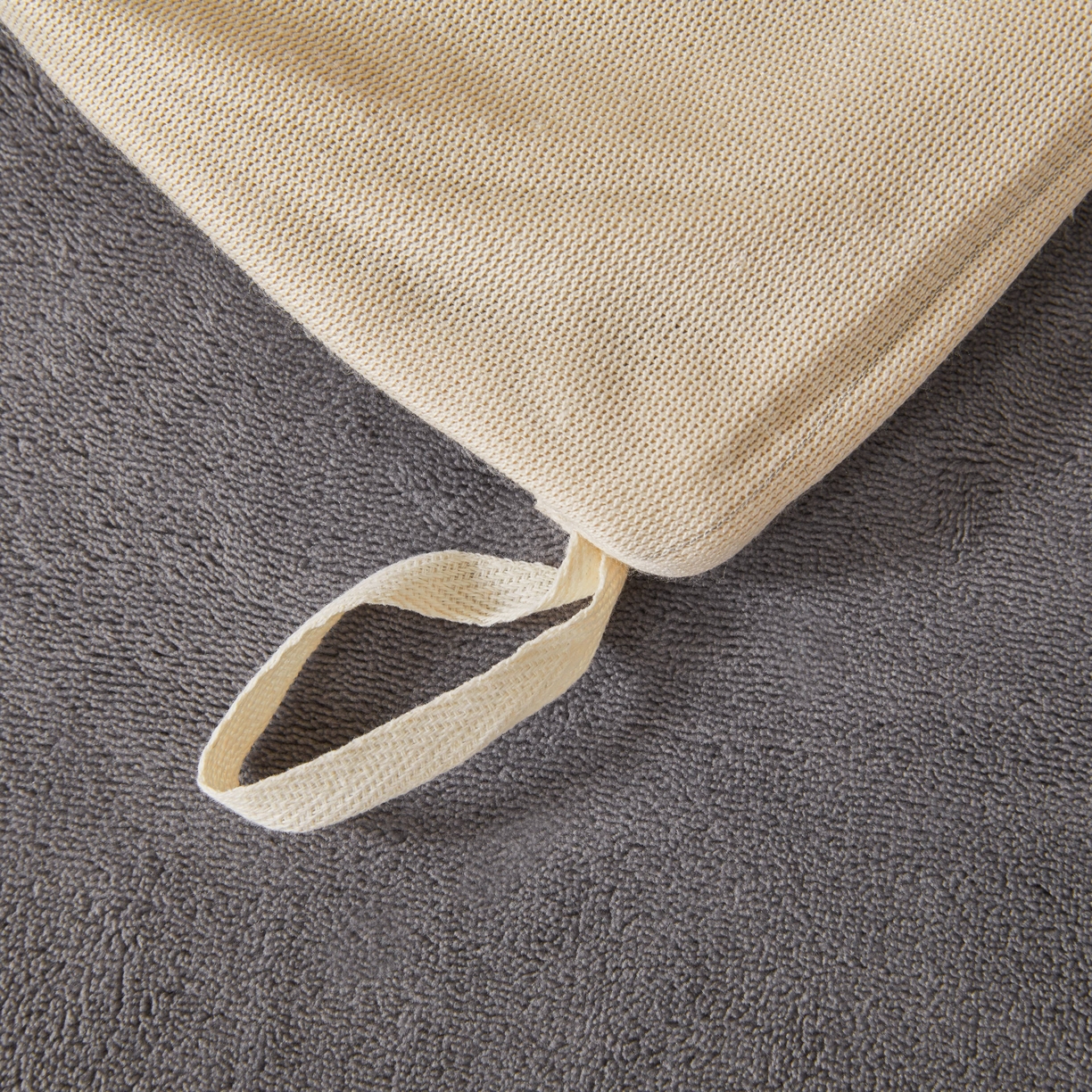 91家纺网 家纺一手货源 找家纺 尚品本色 2025新款牛奶绒绣花四件套 杏仁色+神秘灰