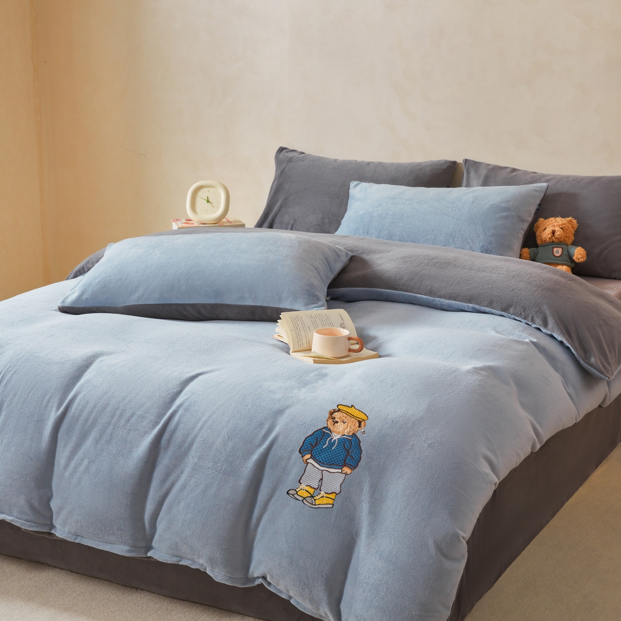 91家纺网 家纺一手货源 找家纺 尚品本色 2025新款牛奶绒绣花四件套 雾霾灰+神秘灰