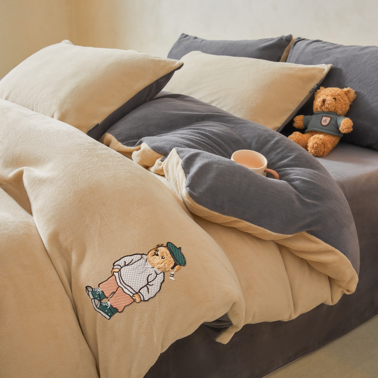 91家纺网 家纺一手货源 找家纺 尚品本色 2025新款牛奶绒绣花四件套 杏仁色+神秘灰