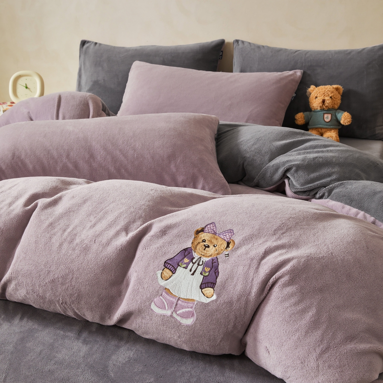 91家纺网 家纺一手货源 找家纺 尚品本色 2025新款牛奶绒绣花四件套 香芋紫+神秘灰