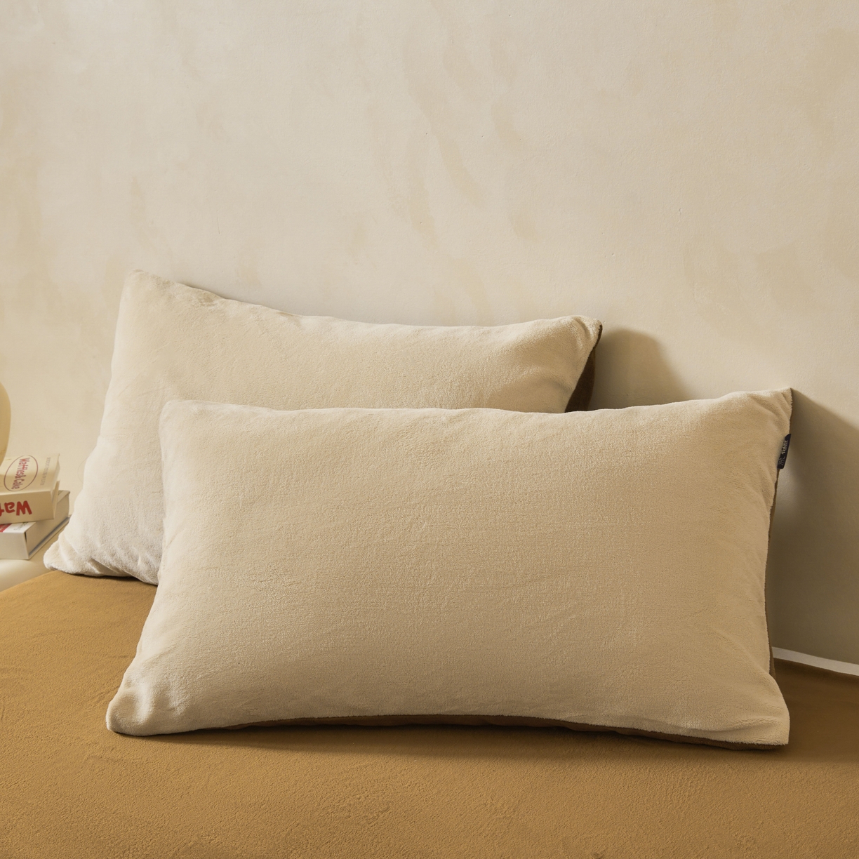 91家纺网 家纺一手货源 找家纺 尚品本色 2025新款牛奶绒绣花四件套 杏仁色+可可色