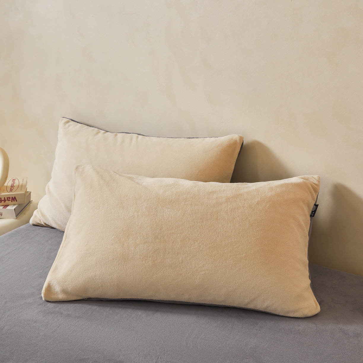 91家纺网 家纺一手货源 找家纺 尚品本色 2025新款牛奶绒绣花四件套 杏仁色+神秘灰