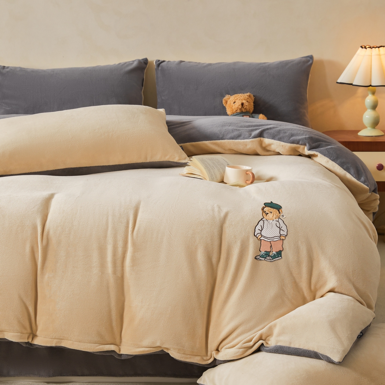 91家纺网 家纺一手货源 找家纺 尚品本色 2025新款牛奶绒绣花四件套 杏仁色+神秘灰