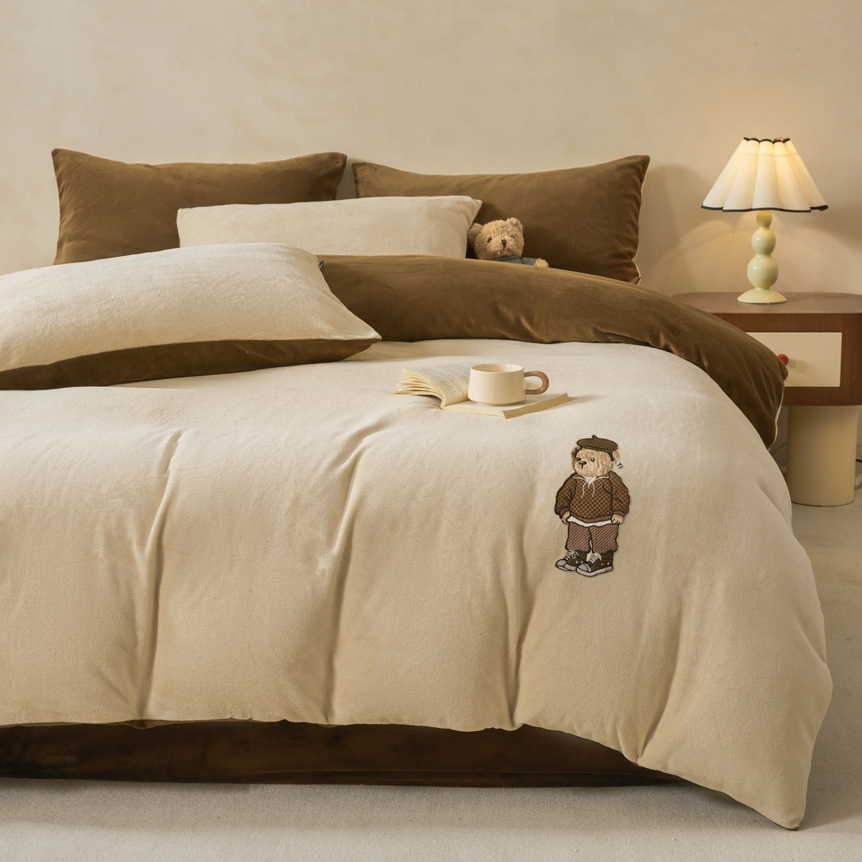 91家纺网 家纺一手货源 找家纺 尚品本色 2025新款牛奶绒绣花四件套 杏仁色+可可色