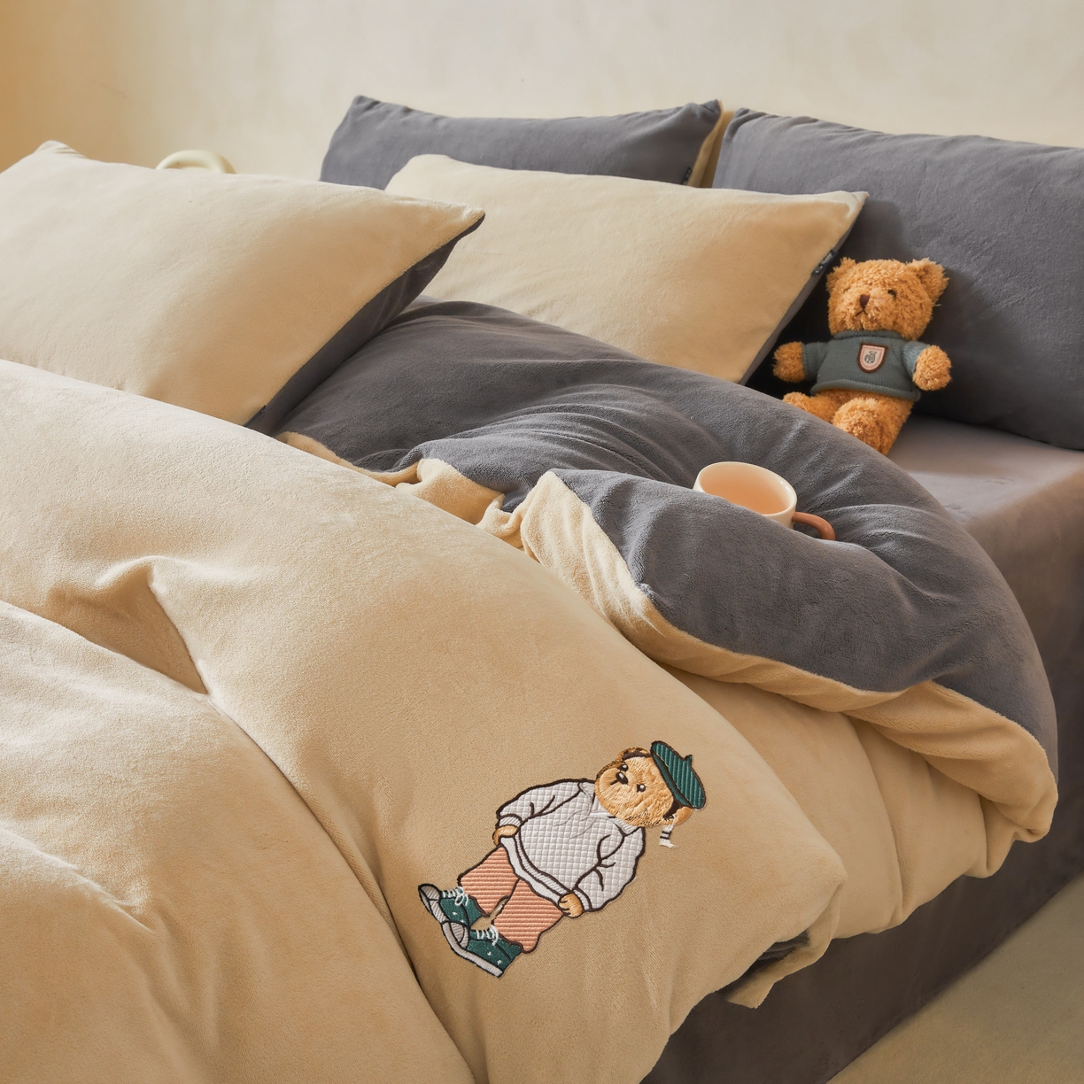 91家纺网 家纺一手货源 找家纺 尚品本色 2025新款牛奶绒绣花四件套 杏仁色+神秘灰