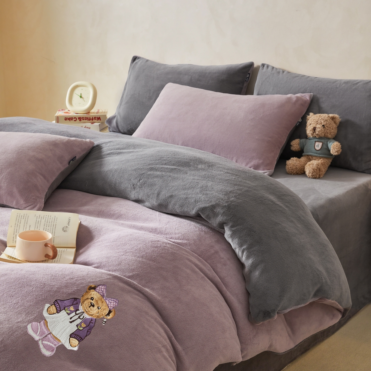 91家纺网 家纺一手货源 找家纺 尚品本色 2025新款牛奶绒绣花四件套 香芋紫+神秘灰