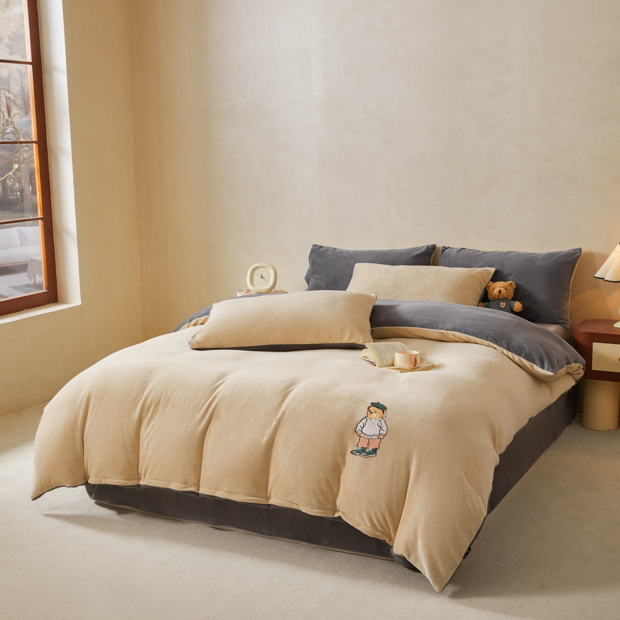 91家纺网 家纺一手货源 找家纺 尚品本色 2025新款牛奶绒绣花四件套 杏仁色+神秘灰