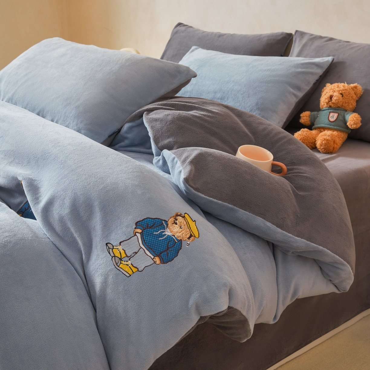 91家纺网 家纺一手货源 找家纺 尚品本色 2025新款牛奶绒绣花四件套 雾霾灰+神秘灰