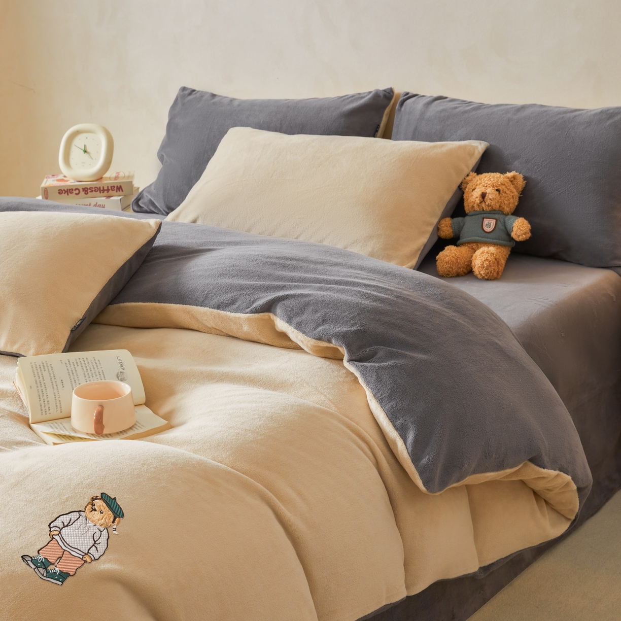 91家纺网 家纺一手货源 找家纺 尚品本色 2025新款牛奶绒绣花四件套 杏仁色+神秘灰