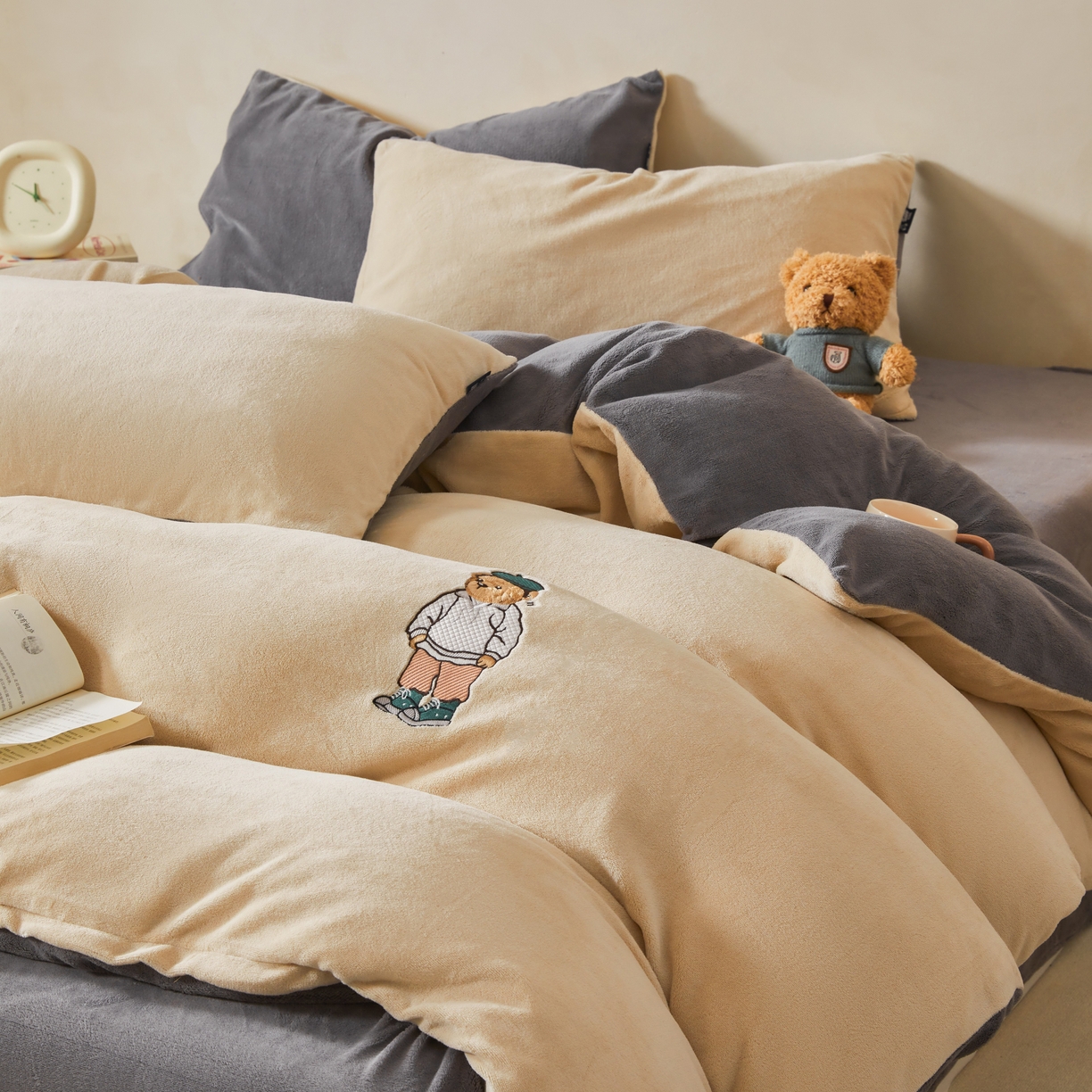 91家纺网 家纺一手货源 找家纺 尚品本色 2025新款牛奶绒绣花四件套 杏仁色+神秘灰