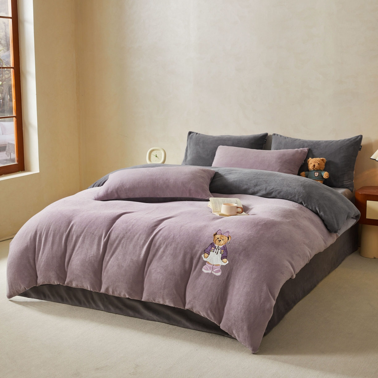 91家纺网 家纺一手货源 找家纺 尚品本色 2025新款牛奶绒绣花四件套 香芋紫+神秘灰