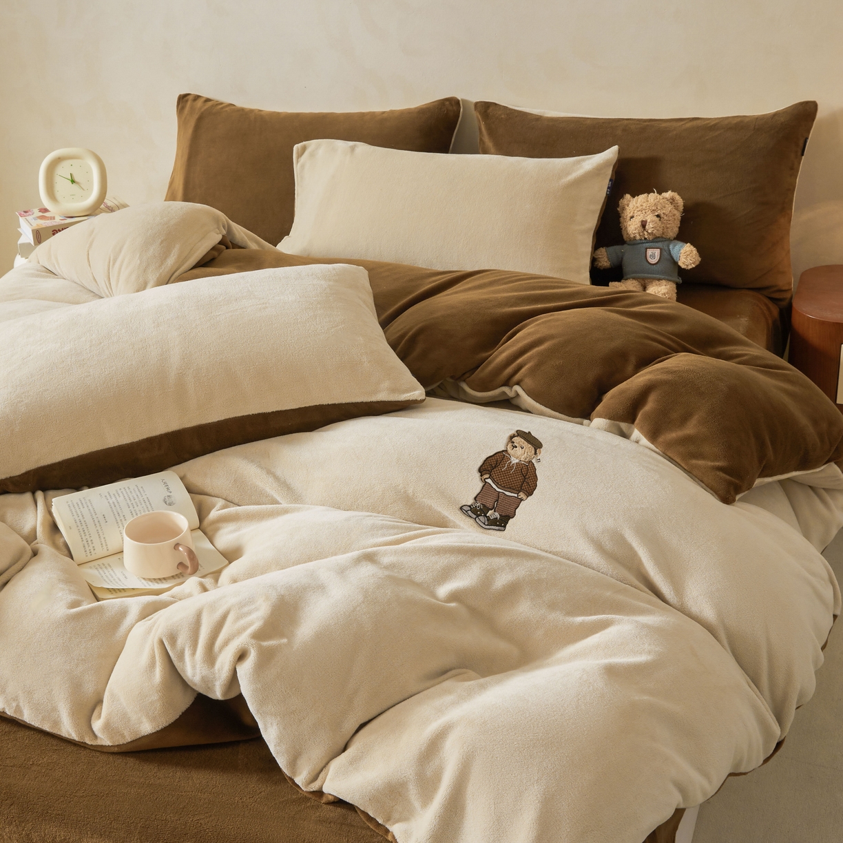 91家纺网 家纺一手货源 找家纺 尚品本色 2025新款牛奶绒绣花四件套 杏仁色+可可色