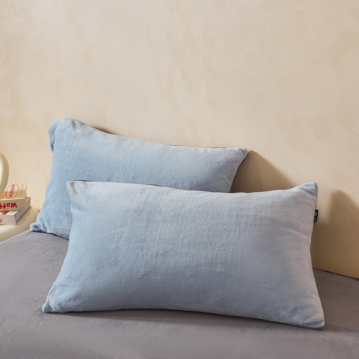 91家纺网 家纺一手货源 找家纺 尚品本色 2025新款牛奶绒绣花四件套 雾霾灰+神秘灰