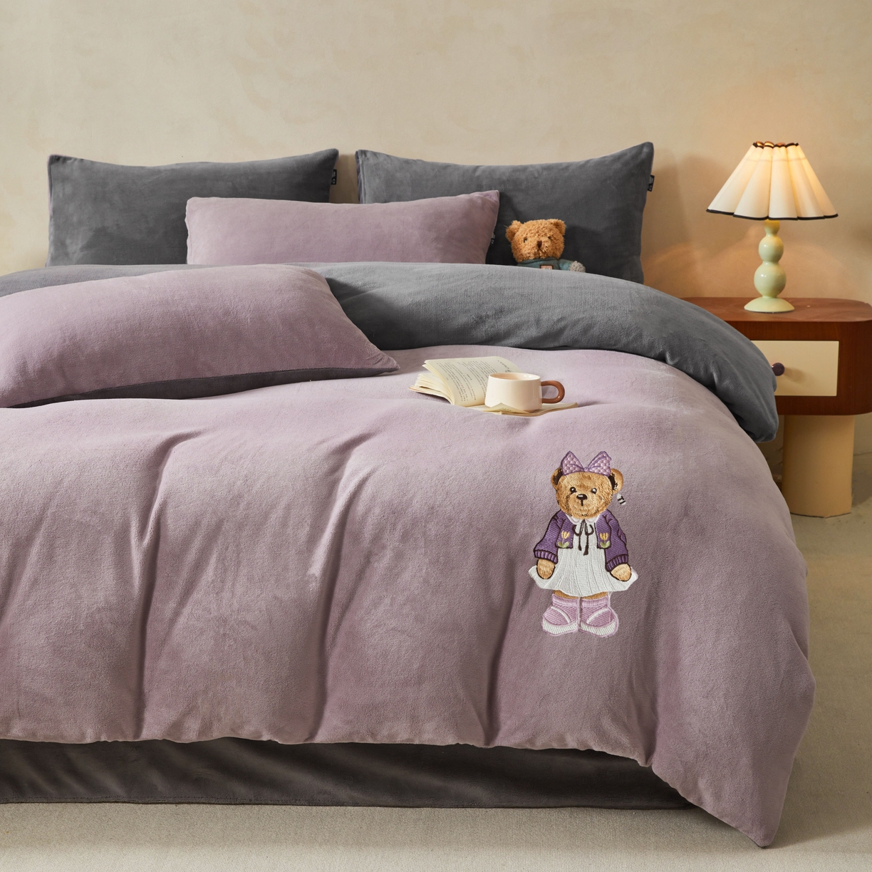 91家纺网 家纺一手货源 找家纺 尚品本色 2025新款牛奶绒绣花四件套 香芋紫+神秘灰