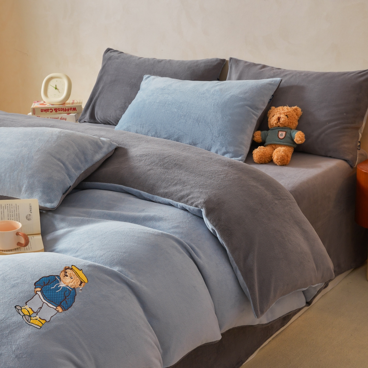 91家纺网 家纺一手货源 找家纺 尚品本色 2025新款牛奶绒绣花四件套 雾霾灰+神秘灰