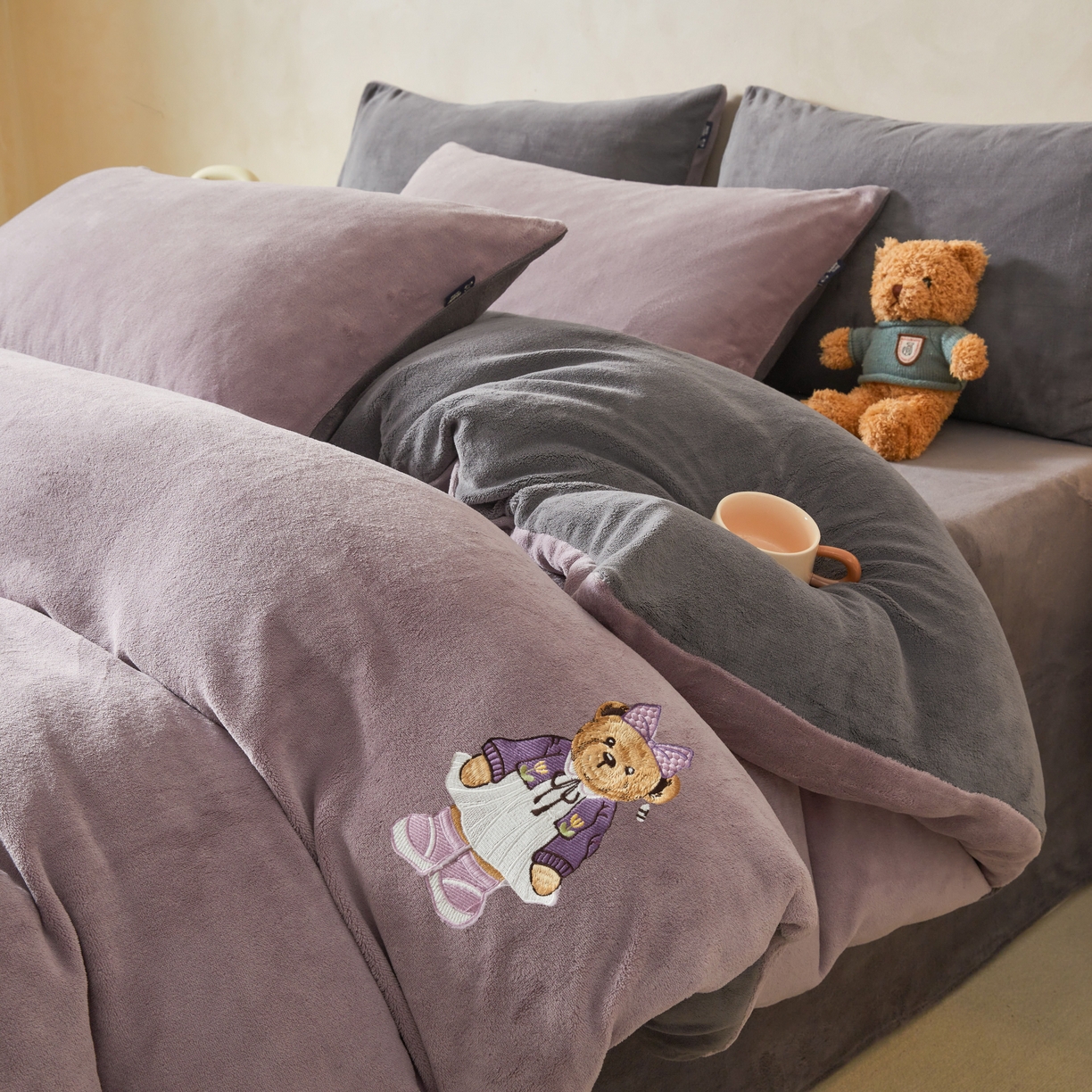 91家纺网 家纺一手货源 找家纺 尚品本色 2025新款牛奶绒绣花四件套 香芋紫+神秘灰