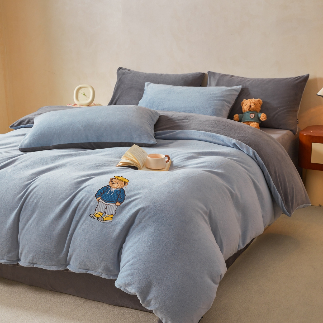 91家纺网 家纺一手货源 找家纺 尚品本色 2025新款牛奶绒绣花四件套 雾霾灰+神秘灰