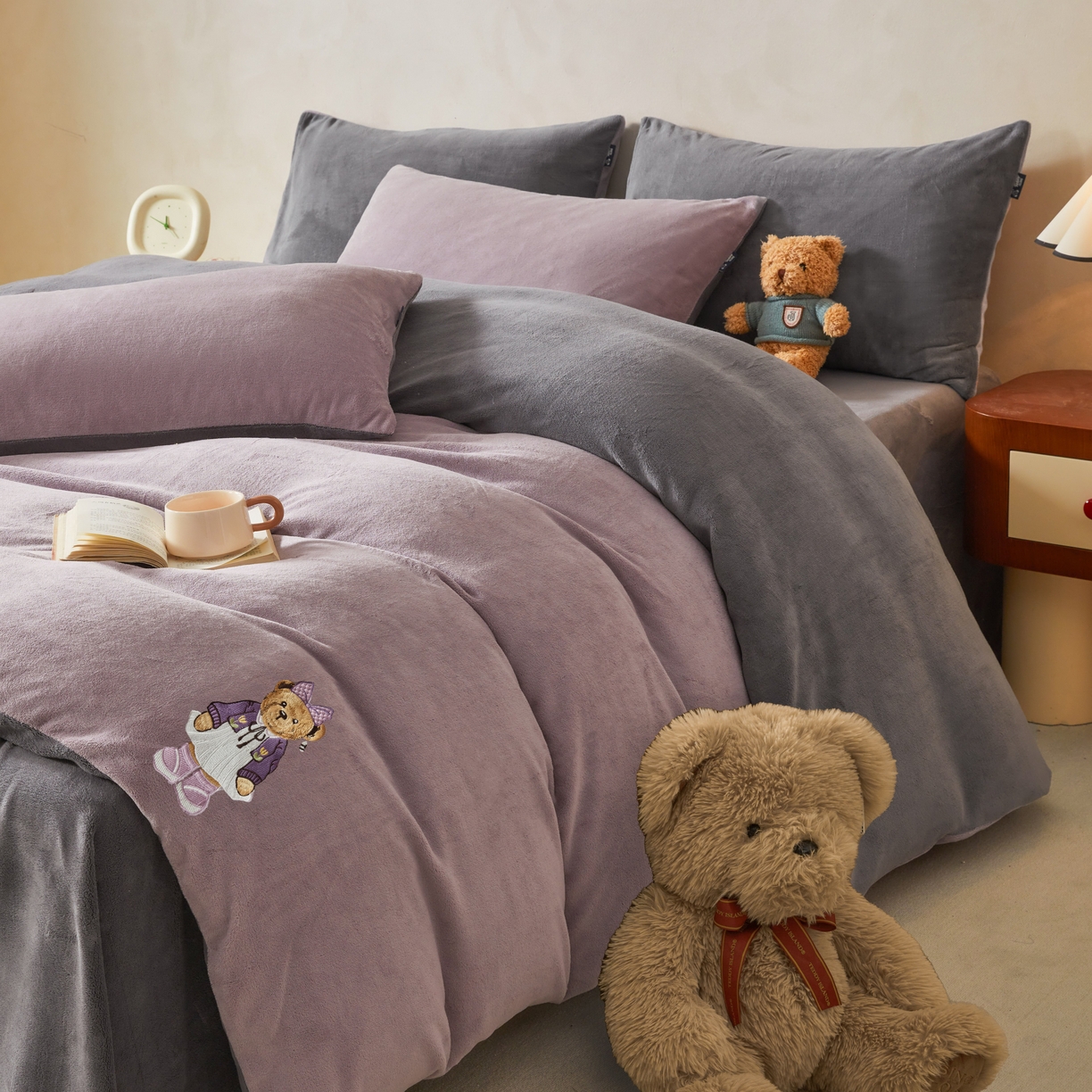 91家纺网 家纺一手货源 找家纺 尚品本色 2025新款牛奶绒绣花四件套 香芋紫+神秘灰