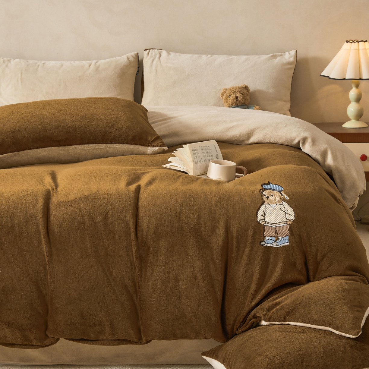 91家纺网 家纺一手货源 找家纺 尚品本色 2025新款牛奶绒绣花四件套 可可色+杏仁色