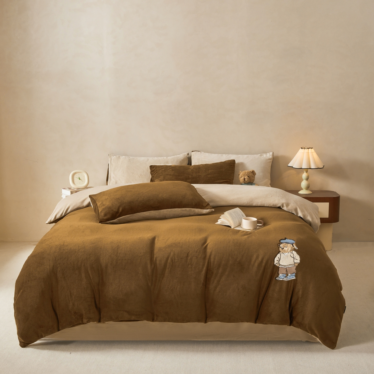 91家纺网 家纺一手货源 找家纺 尚品本色 2025新款牛奶绒绣花四件套 可可色+杏仁色