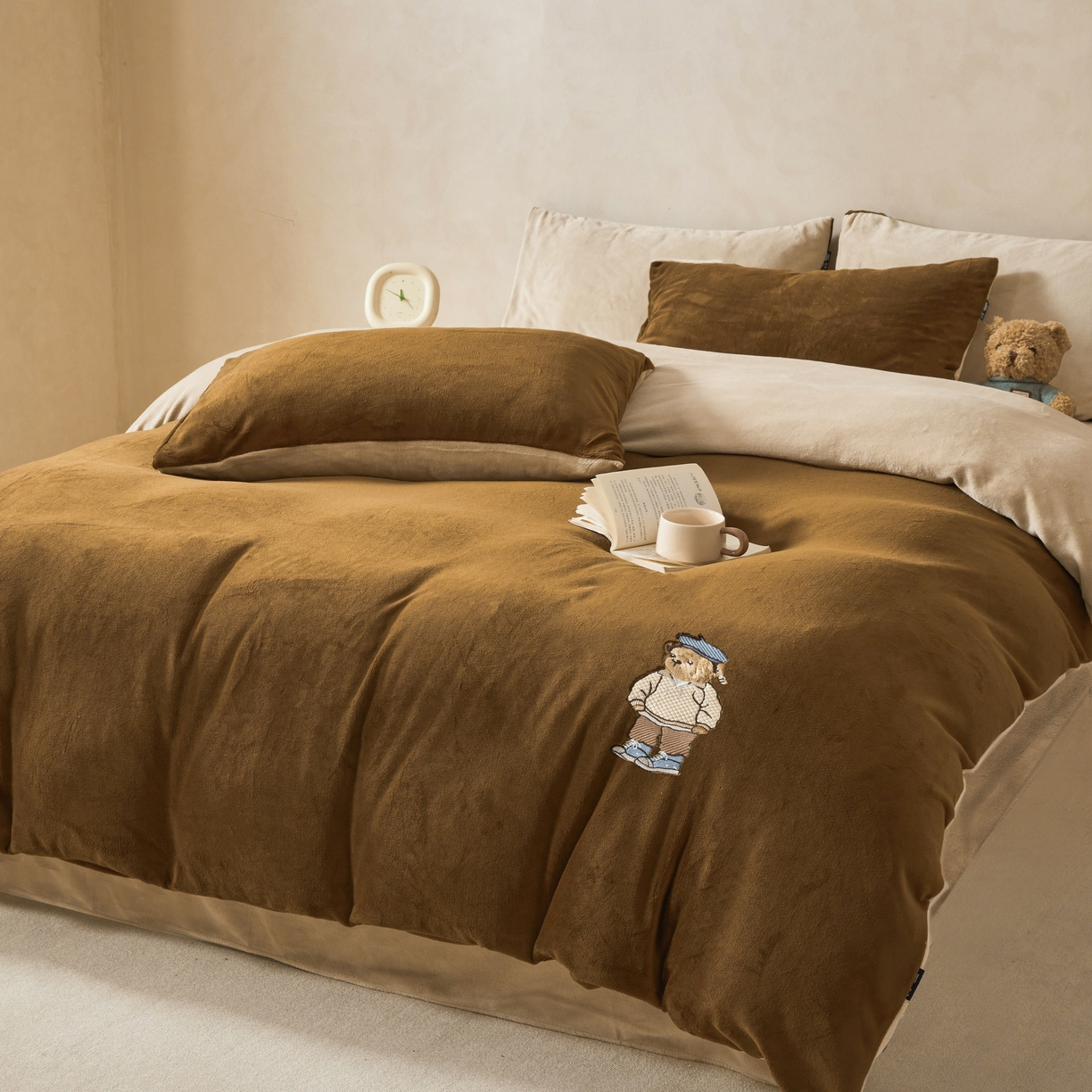 91家纺网 家纺一手货源 找家纺 尚品本色 2025新款牛奶绒绣花四件套 可可色+杏仁色