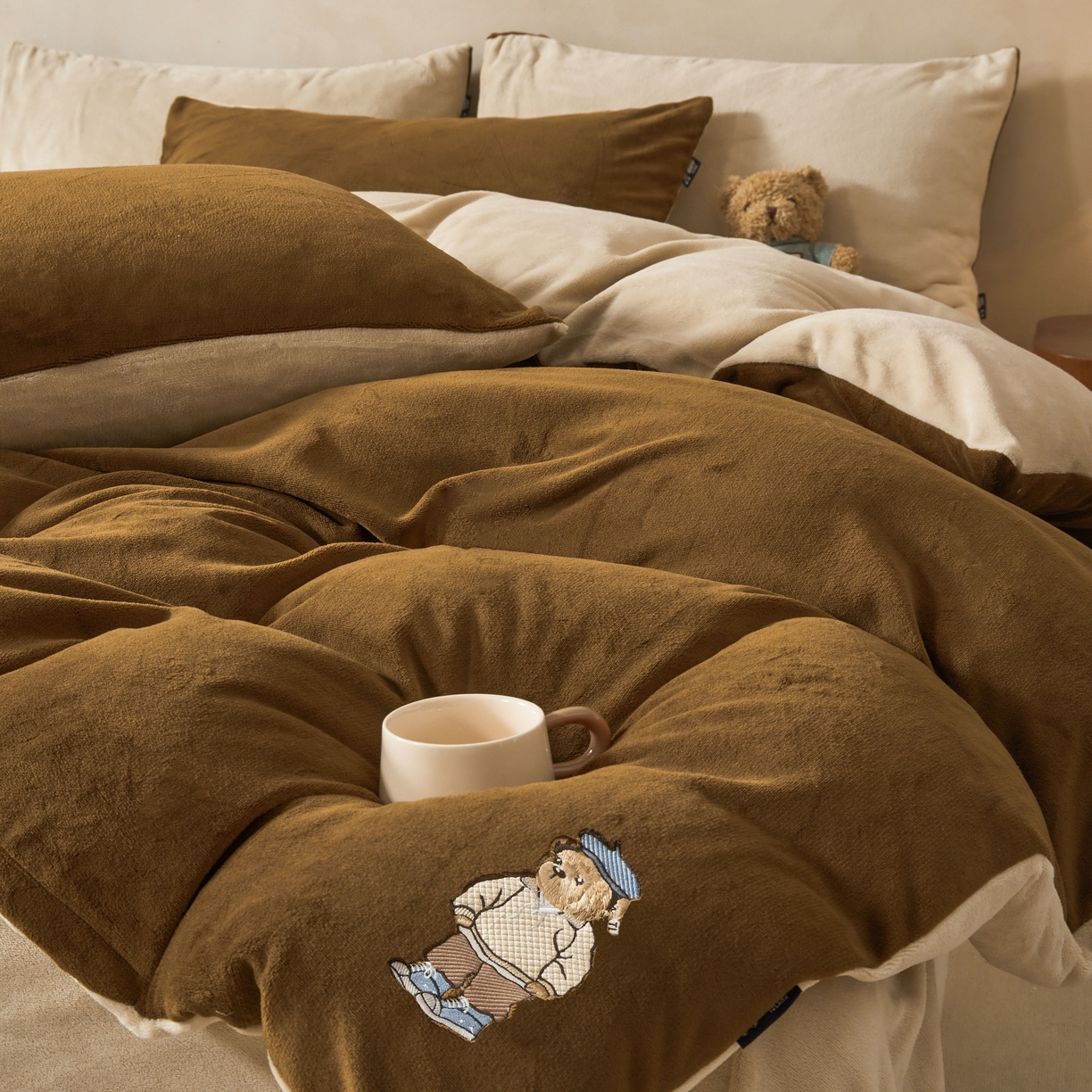 91家纺网 家纺一手货源 找家纺 尚品本色 2025新款牛奶绒绣花四件套 可可色+杏仁色