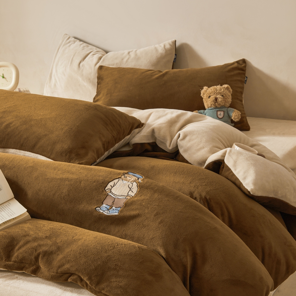 91家纺网 家纺一手货源 找家纺 尚品本色 2025新款牛奶绒绣花四件套 可可色+杏仁色