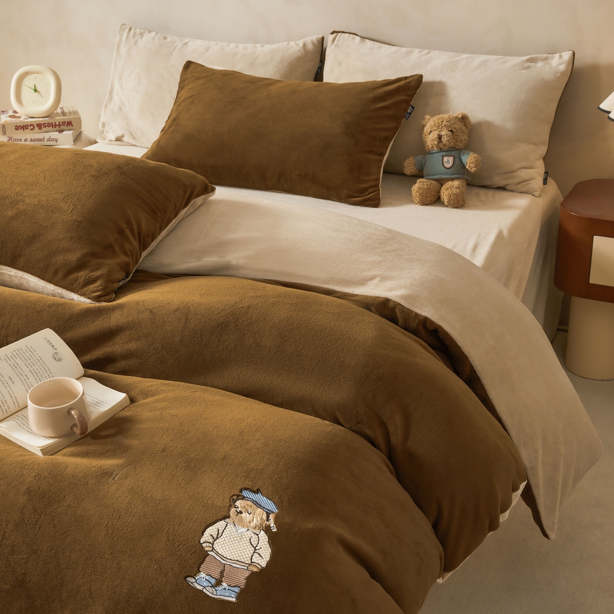 91家纺网 家纺一手货源 找家纺 尚品本色 2025新款牛奶绒绣花四件套 可可色+杏仁色