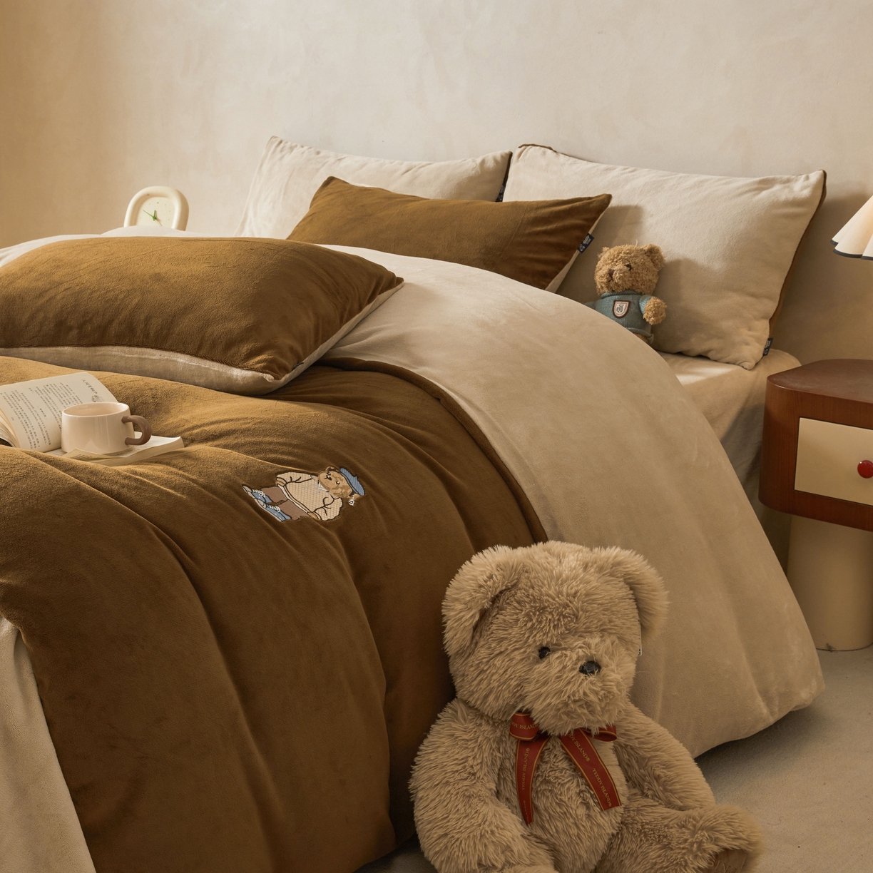 91家纺网 家纺一手货源 找家纺 尚品本色 2025新款牛奶绒绣花四件套 可可色+杏仁色