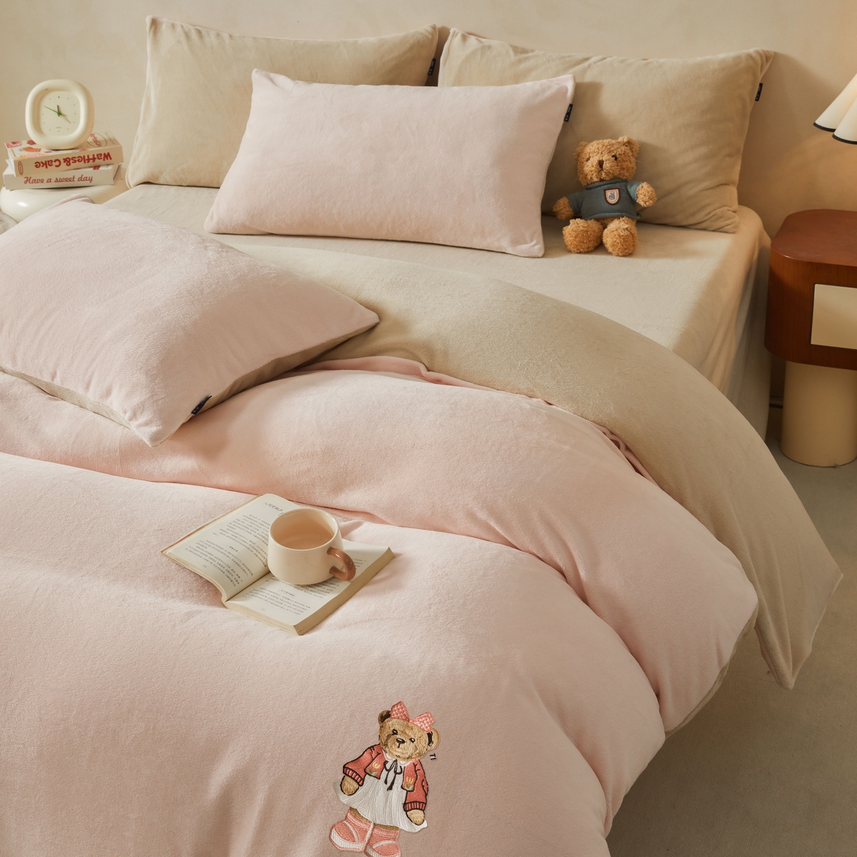 91家纺网 家纺一手货源 找家纺 尚品本色 2025新款牛奶绒绣花四件套 粉色+杏仁色