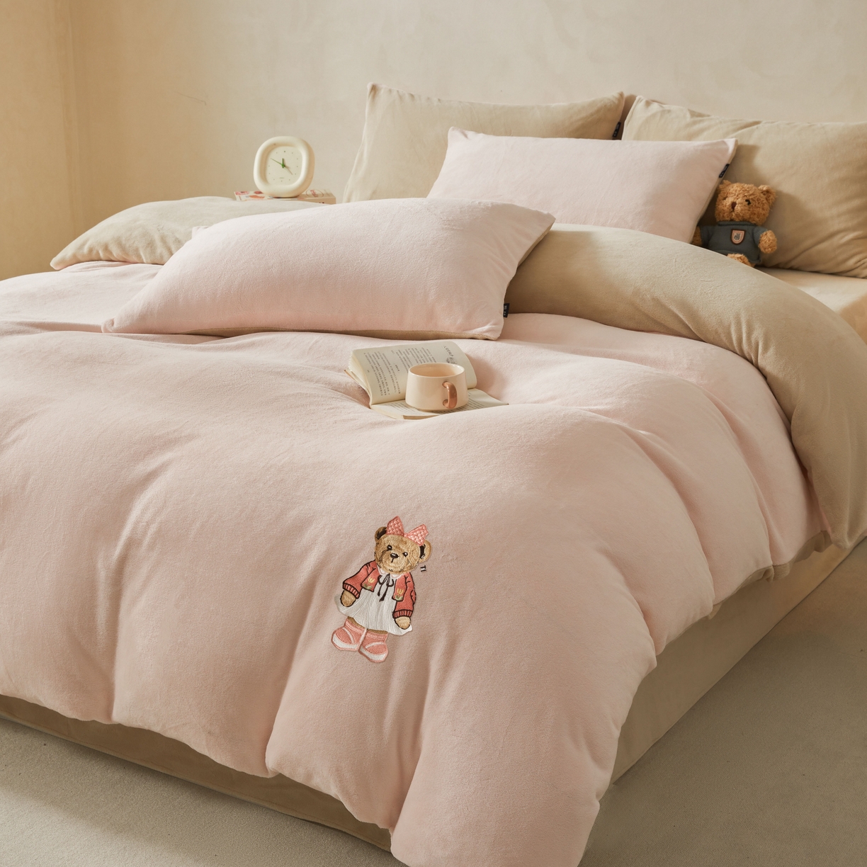 91家纺网 家纺一手货源 找家纺 尚品本色 2025新款牛奶绒绣花四件套 粉色+杏仁色