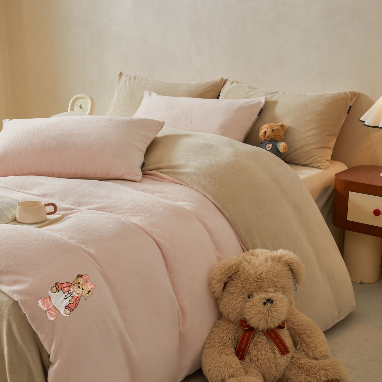 91家纺网 家纺一手货源 找家纺 尚品本色 2025新款牛奶绒绣花四件套 粉色+杏仁色