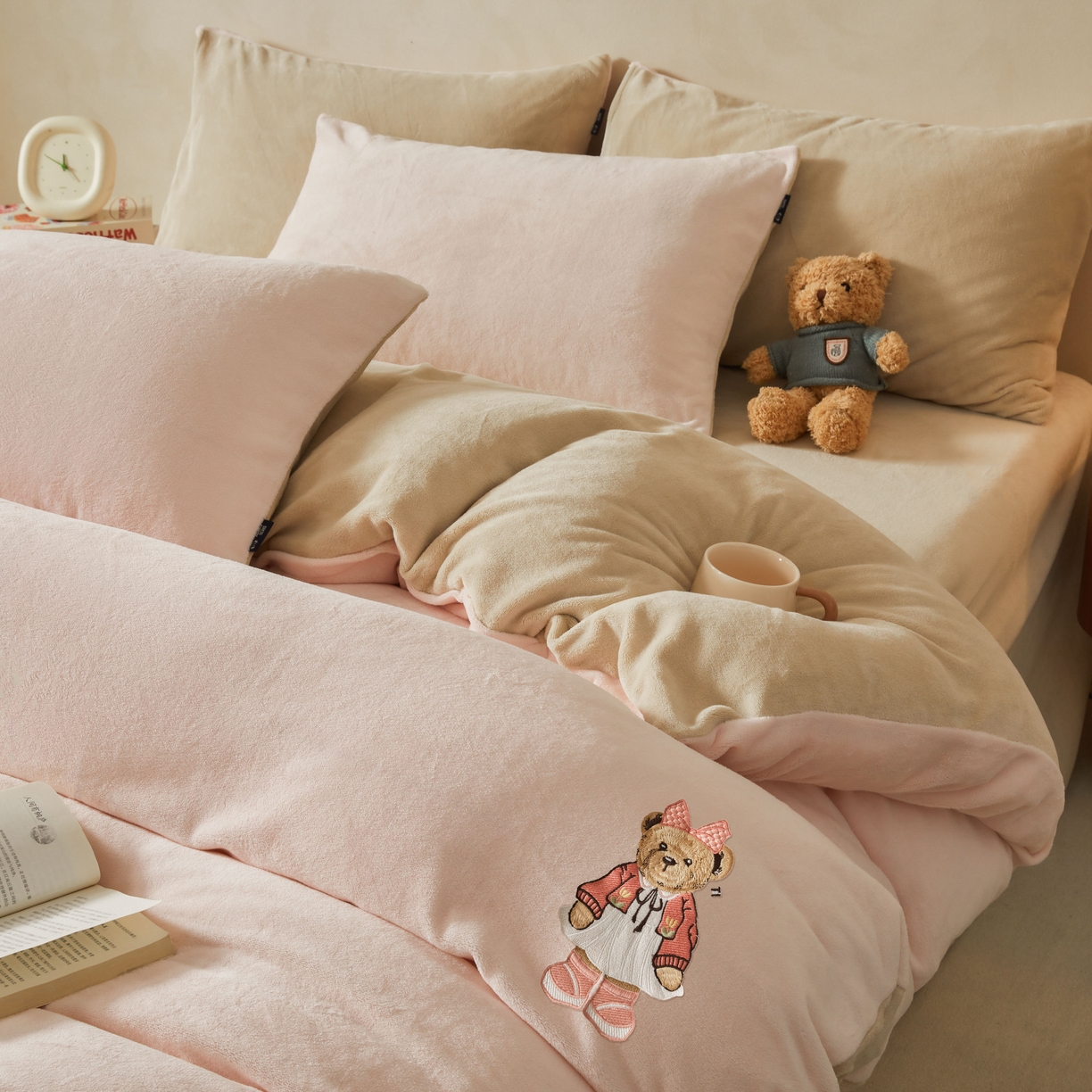 91家纺网 家纺一手货源 找家纺 尚品本色 2025新款牛奶绒绣花四件套 粉色+杏仁色