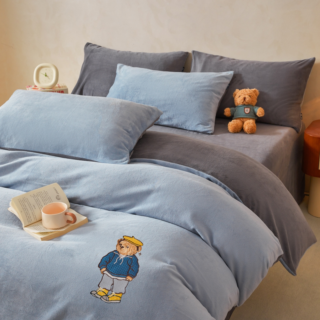 91家纺网 家纺一手货源 找家纺 泰迪爱兰Teddy ISLAND 2025新款牛奶绒绣花四件套 雾霾灰+神秘灰