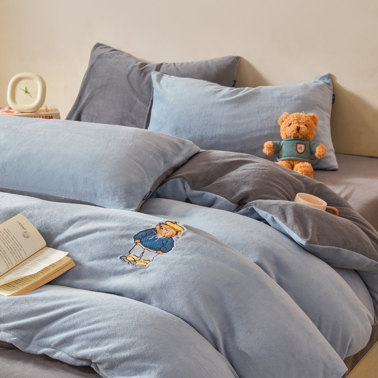 91家纺网 家纺一手货源 找家纺 泰迪爱兰Teddy ISLAND 2025新款牛奶绒绣花四件套 雾霾灰+神秘灰