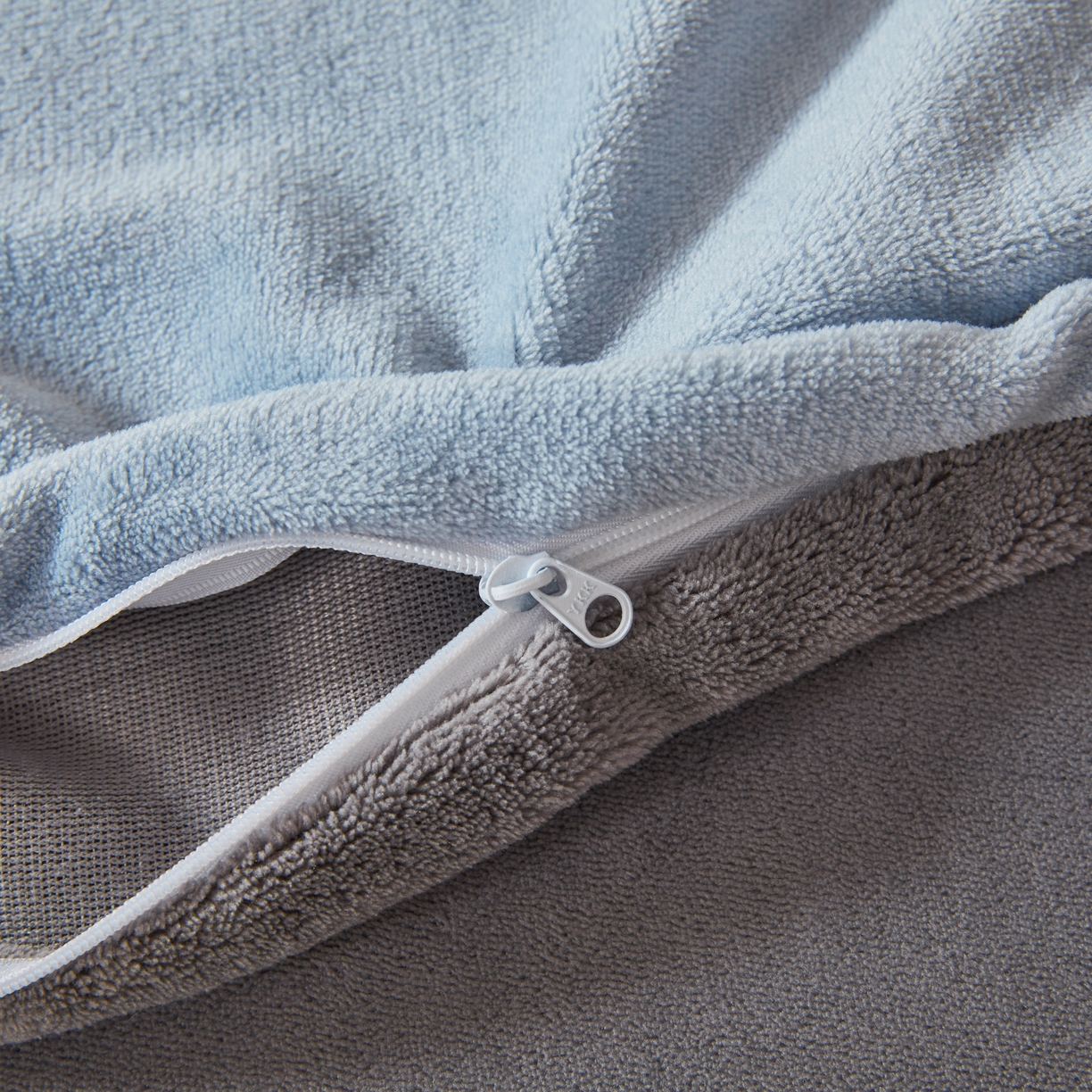 91家纺网 家纺一手货源 找家纺 泰迪爱兰Teddy ISLAND 2025新款牛奶绒绣花四件套 雾霾灰+神秘灰