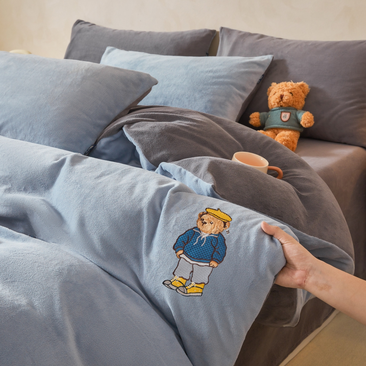 91家纺网 家纺一手货源 找家纺 泰迪爱兰Teddy ISLAND 2025新款牛奶绒绣花四件套 雾霾灰+神秘灰