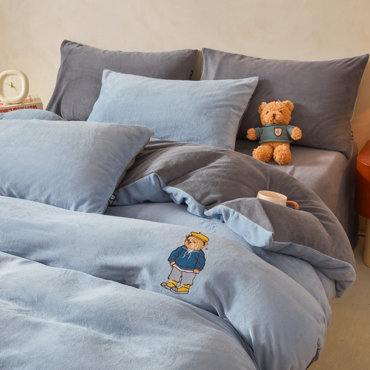 91家纺网 家纺一手货源 找家纺 泰迪爱兰Teddy ISLAND 2025新款牛奶绒绣花四件套 雾霾灰+神秘灰