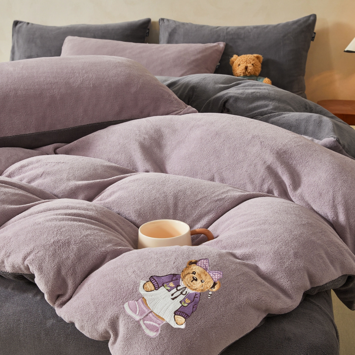 91家纺网 家纺一手货源 找家纺 泰迪爱兰Teddy ISLAND 2025新款牛奶绒绣花四件套 香芋紫+神秘灰